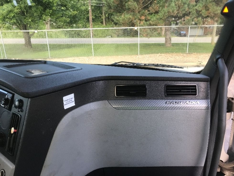 Day Cab Tractor-Heavy Duty Tractors-Freightliner-2022-T12664ST-Canton-OH-418,040\n\t\tmiles-$ 61,250 - Image 13