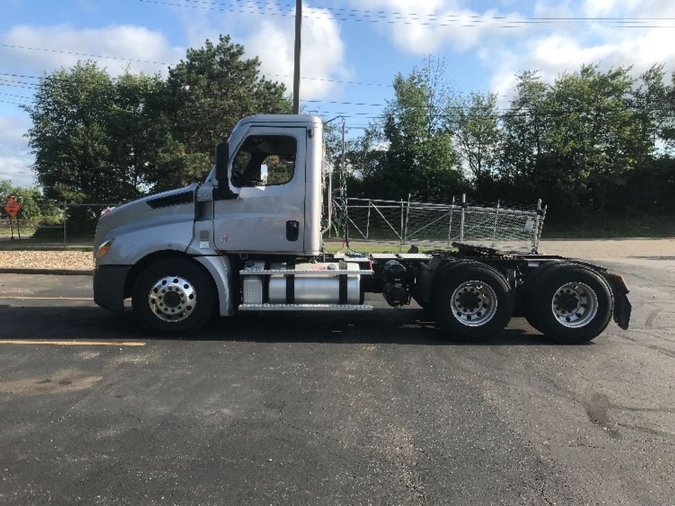 Day Cab Tractor-Heavy Duty Tractors-Freightliner-2022-T12664ST-Canton-OH-418,040\n\t\tmiles-$ 61,250 - Image 4