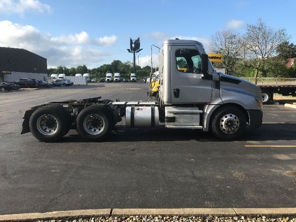 Day Cab Tractor-Heavy Duty Tractors-Freightliner-2022-T12664ST-Canton-OH-418,040\n\t\tmiles-$ 61,250 - Image 8
