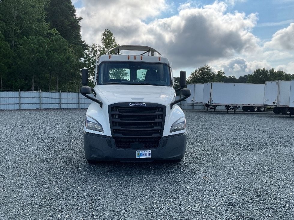 2022 Freightliner Cascadia 126" Day cab photo 2