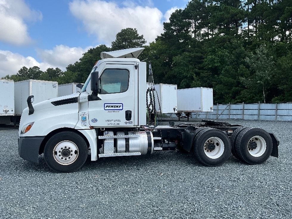 2022 Freightliner Cascadia 126" Day cab photo 4