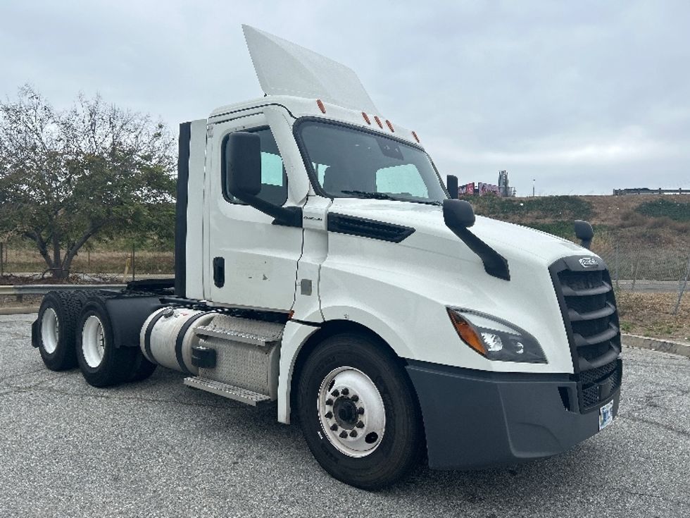 Day Cab Tractor-Heavy Duty Tractors-Freightliner-2022-T12664ST-Carson-CA-478,564\n\t\tmiles-$ 57,500 - Image 1