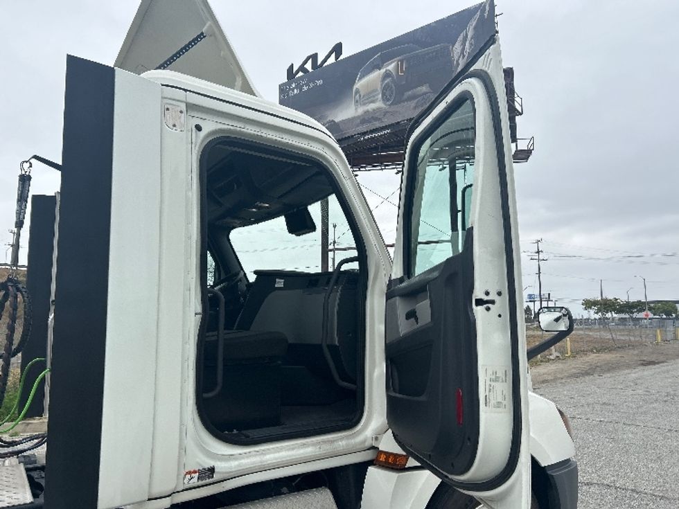 Day Cab Tractor-Heavy Duty Tractors-Freightliner-2022-T12664ST-Carson-CA-478,564\n\t\tmiles-$ 57,500 - Image 12
