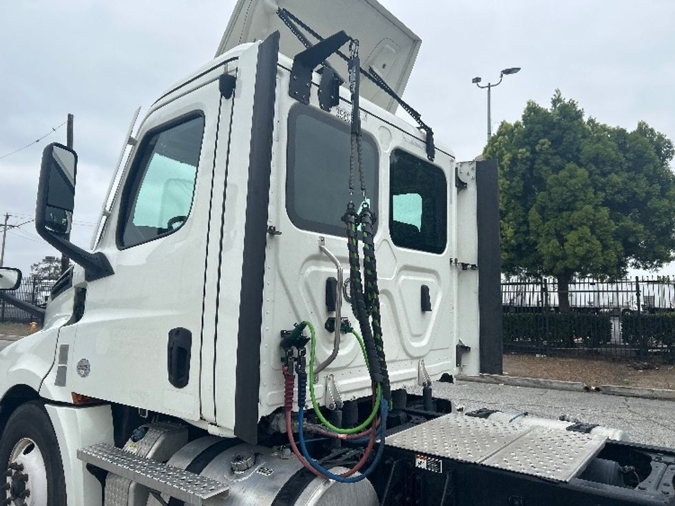 Day Cab Tractor-Heavy Duty Tractors-Freightliner-2022-T12664ST-Carson-CA-478,564\n\t\tmiles-$ 57,500 - Image 17