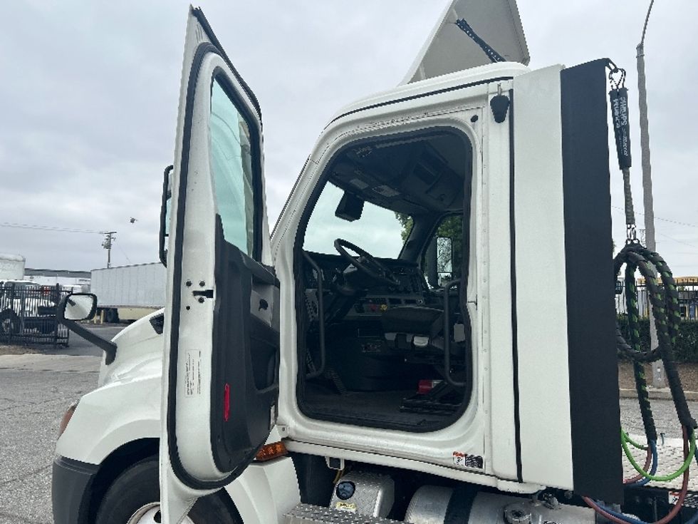 Day Cab Tractor-Heavy Duty Tractors-Freightliner-2022-T12664ST-Carson-CA-478,564\n\t\tmiles-$ 57,500 - Image 9