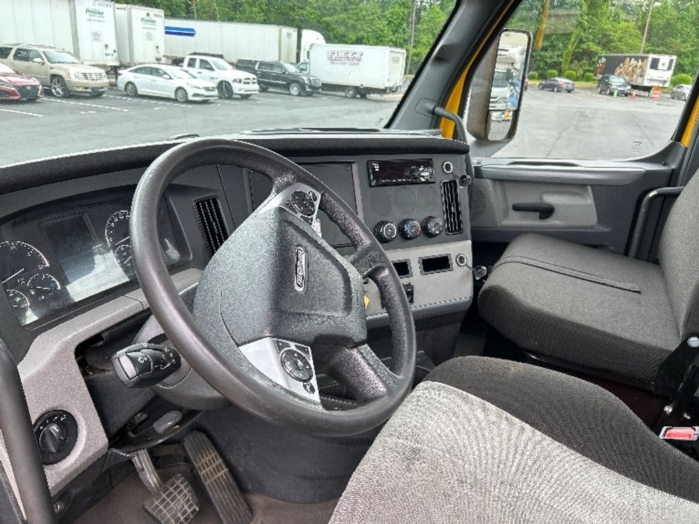 Day Cab Tractor-Heavy Duty Tractors-Freightliner-2022-T12664ST-Charlotte-NC-191,208\n\t\tmiles-$ 79,750 - Image 10