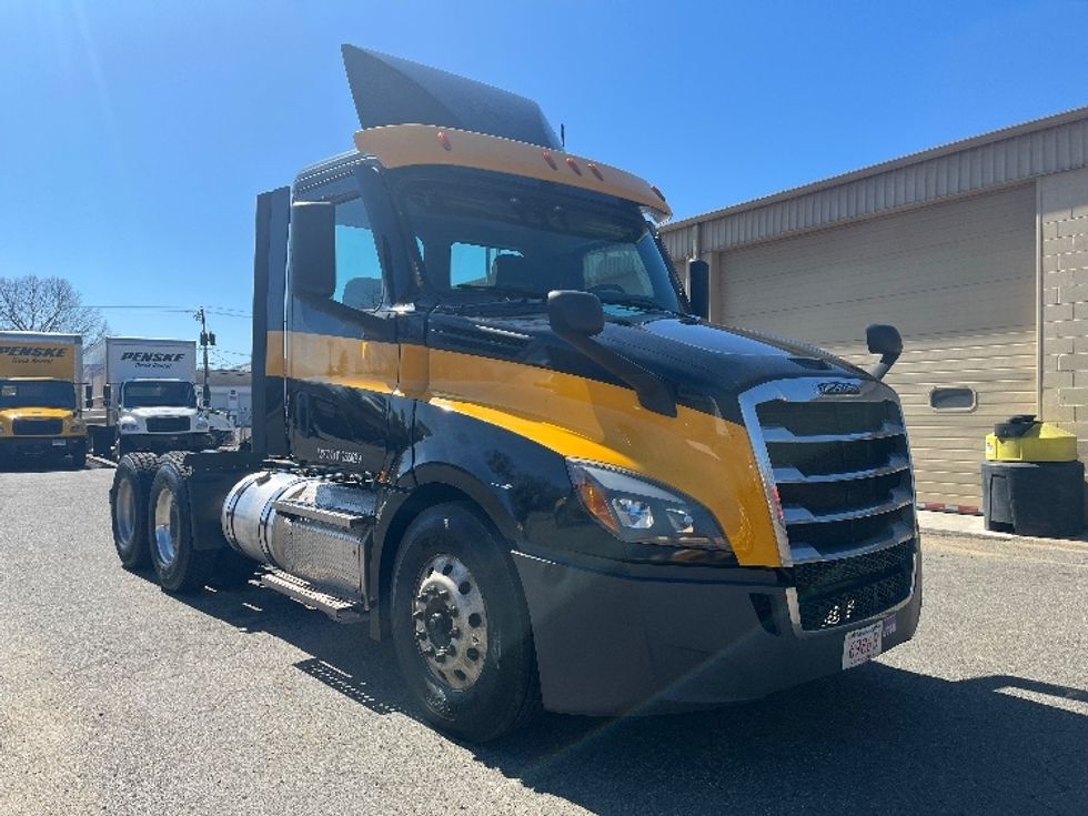 Day Cab Tractor-Heavy Duty Tractors-Freightliner-2022-T12664ST-Chicopee-MA-274,765\n\t\tmiles-$ 63,250 - Image 1