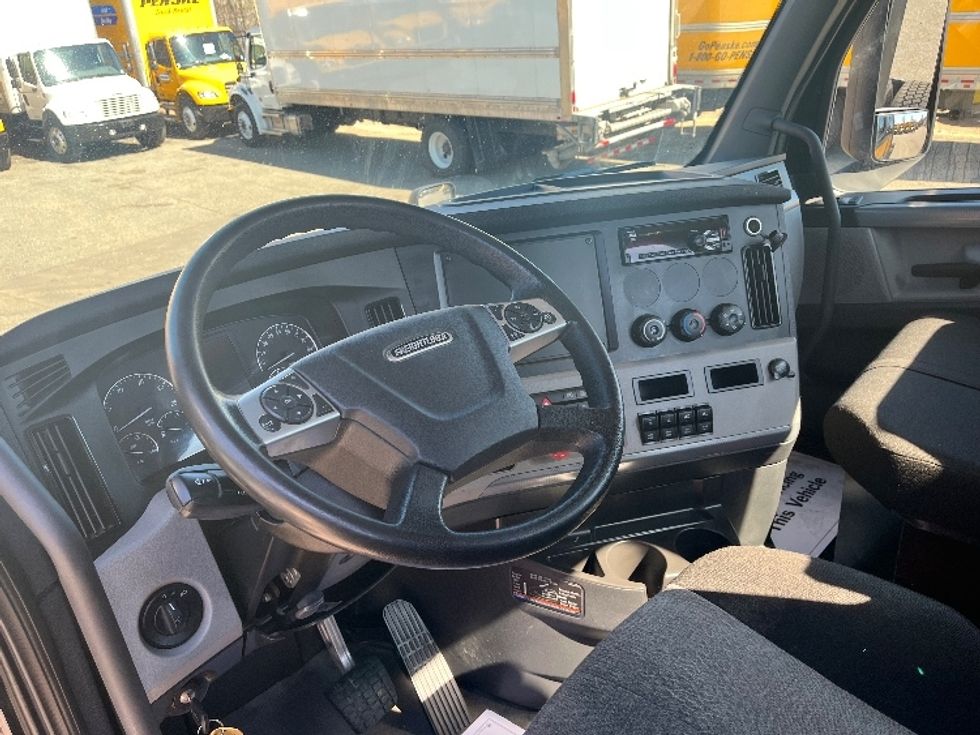 Day Cab Tractor-Heavy Duty Tractors-Freightliner-2022-T12664ST-Chicopee-MA-274,765\n\t\tmiles-$ 63,250 - Image 10