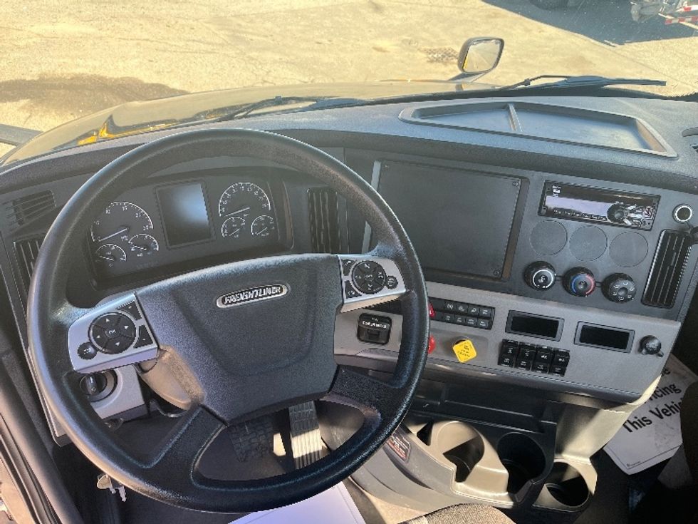 Day Cab Tractor-Heavy Duty Tractors-Freightliner-2022-T12664ST-Chicopee-MA-274,765\n\t\tmiles-$ 63,250 - Image 11