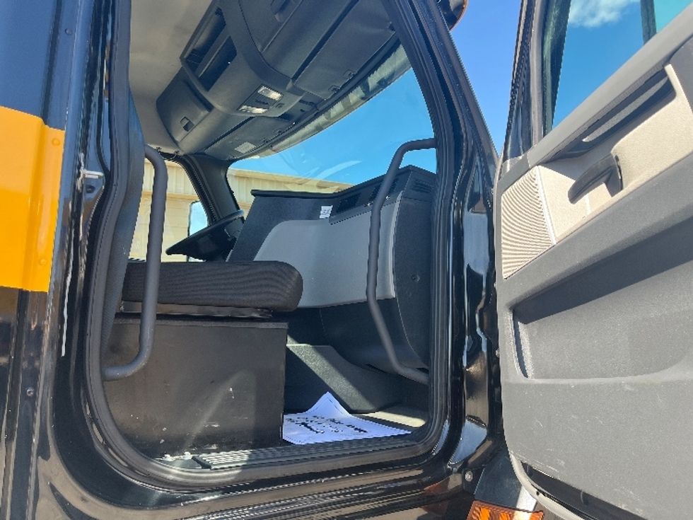 Day Cab Tractor-Heavy Duty Tractors-Freightliner-2022-T12664ST-Chicopee-MA-274,765\n\t\tmiles-$ 63,250 - Image 12