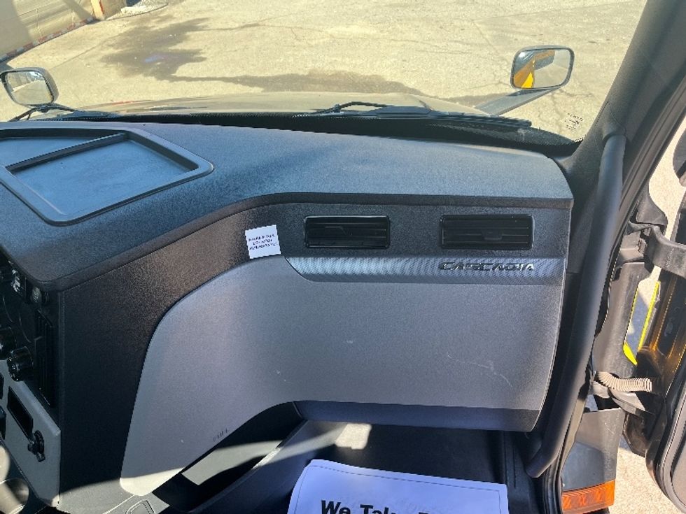 Day Cab Tractor-Heavy Duty Tractors-Freightliner-2022-T12664ST-Chicopee-MA-274,765\n\t\tmiles-$ 63,250 - Image 13