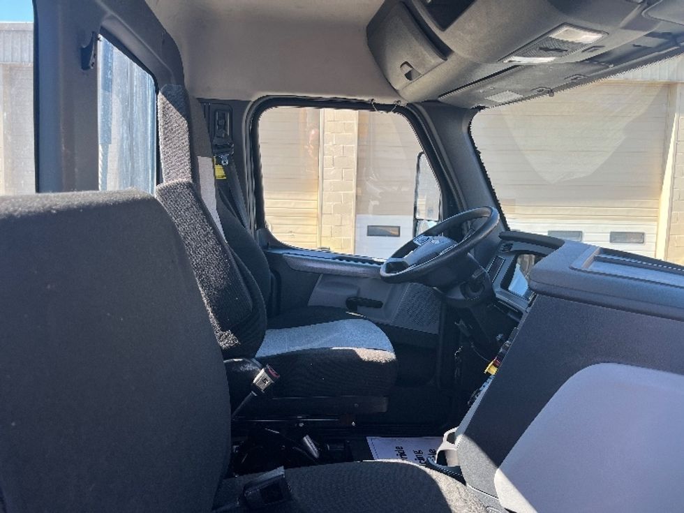 Day Cab Tractor-Heavy Duty Tractors-Freightliner-2022-T12664ST-Chicopee-MA-274,765\n\t\tmiles-$ 63,250 - Image 14