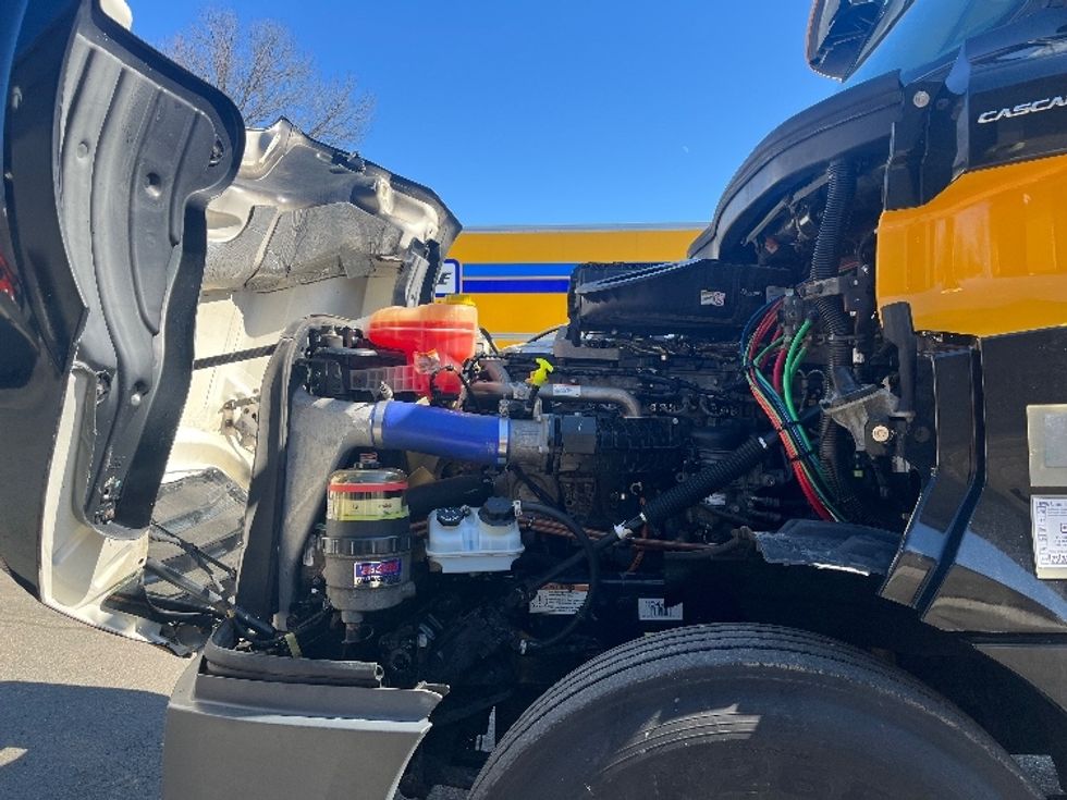 Day Cab Tractor-Heavy Duty Tractors-Freightliner-2022-T12664ST-Chicopee-MA-274,765\n\t\tmiles-$ 63,250 - Image 16