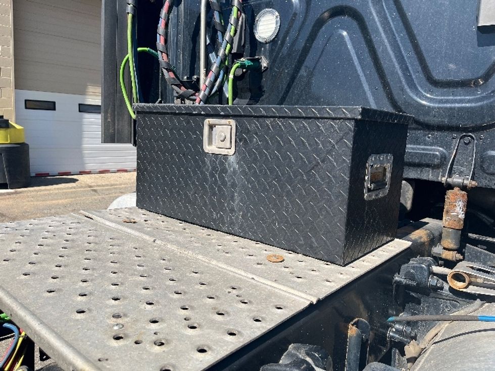 Day Cab Tractor-Heavy Duty Tractors-Freightliner-2022-T12664ST-Chicopee-MA-274,765\n\t\tmiles-$ 63,250 - Image 17