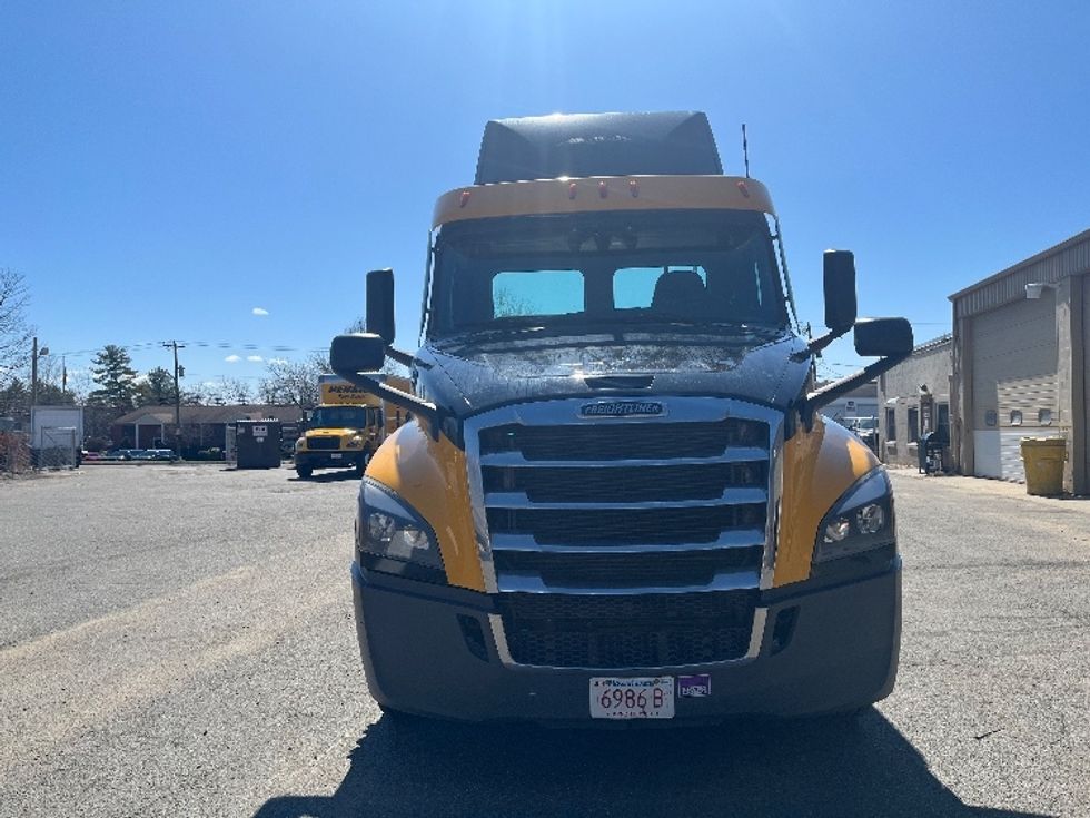 Day Cab Tractor-Heavy Duty Tractors-Freightliner-2022-T12664ST-Chicopee-MA-274,765\n\t\tmiles-$ 63,250 - Image 2