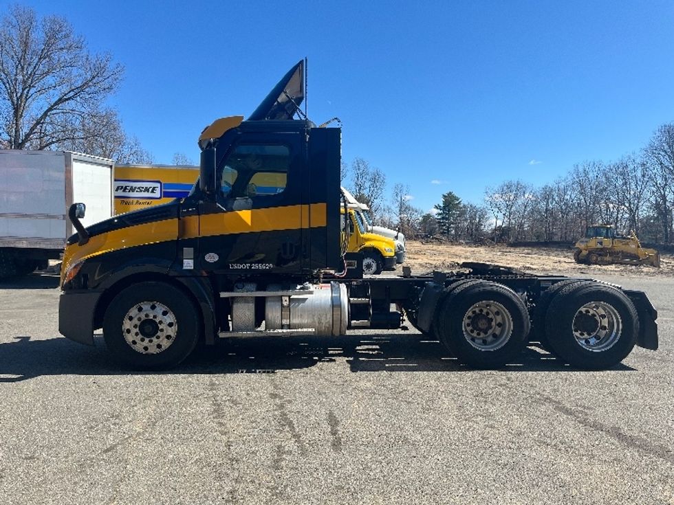 Day Cab Tractor-Heavy Duty Tractors-Freightliner-2022-T12664ST-Chicopee-MA-274,765\n\t\tmiles-$ 63,250 - Image 4