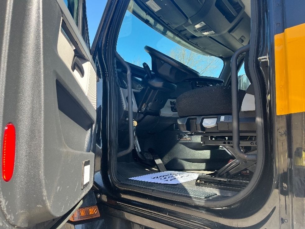 Day Cab Tractor-Heavy Duty Tractors-Freightliner-2022-T12664ST-Chicopee-MA-274,765\n\t\tmiles-$ 63,250 - Image 9