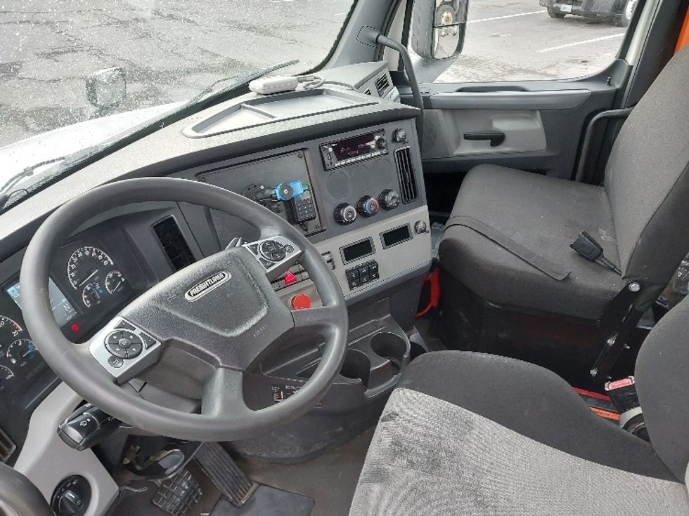 Day Cab Tractor-Heavy Duty Tractors-Freightliner-2022-T12664ST-Cleona-PA-822,821\n\t\tmiles-$ 33,000 - Image 10