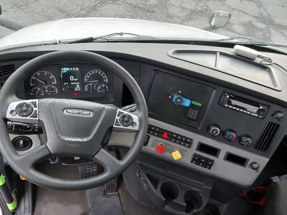 Day Cab Tractor-Heavy Duty Tractors-Freightliner-2022-T12664ST-Cleona-PA-822,821\n\t\tmiles-$ 33,000 - Image 11