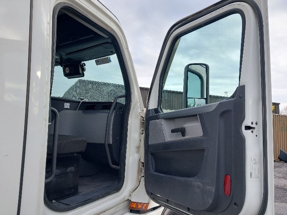 Day Cab Tractor-Heavy Duty Tractors-Freightliner-2022-T12664ST-Cleona-PA-822,821\n\t\tmiles-$ 33,000 - Image 12