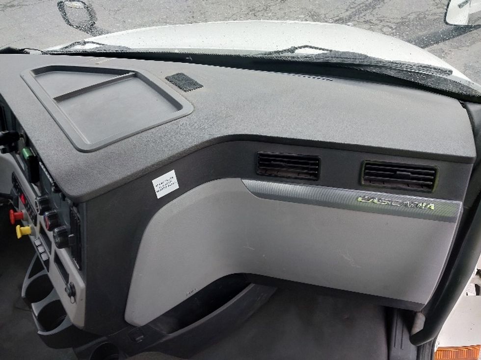 Day Cab Tractor-Heavy Duty Tractors-Freightliner-2022-T12664ST-Cleona-PA-822,821\n\t\tmiles-$ 33,000 - Image 13