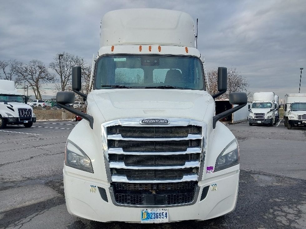 Day Cab Tractor-Heavy Duty Tractors-Freightliner-2022-T12664ST-Cleona-PA-822,821\n\t\tmiles-$ 33,000 - Image 2