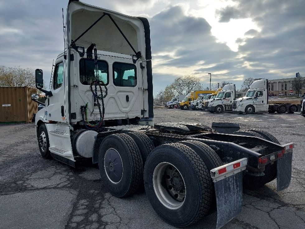Day Cab Tractor-Heavy Duty Tractors-Freightliner-2022-T12664ST-Cleona-PA-822,821\n\t\tmiles-$ 33,000 - Image 5