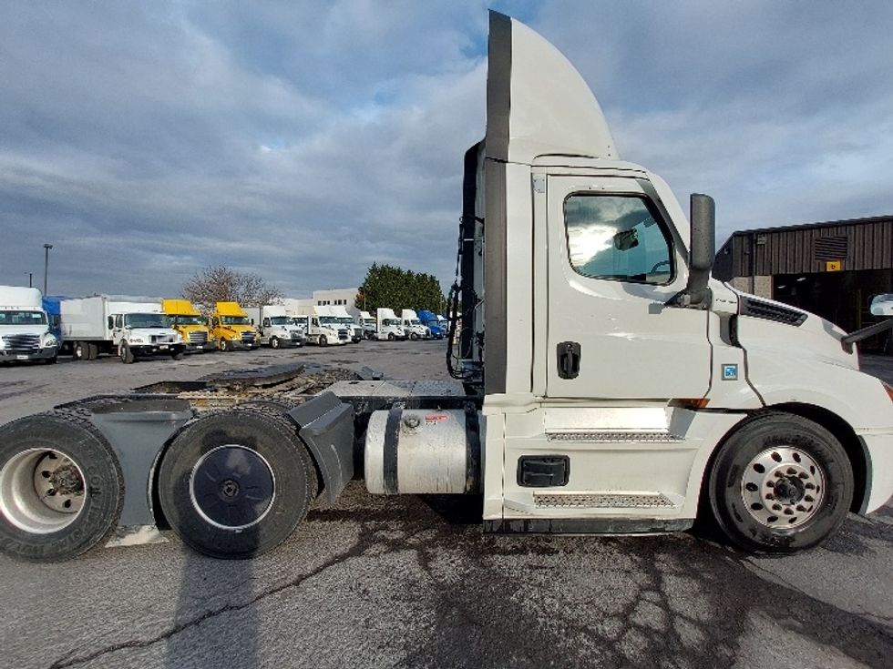 Day Cab Tractor-Heavy Duty Tractors-Freightliner-2022-T12664ST-Cleona-PA-822,821\n\t\tmiles-$ 33,000 - Image 8