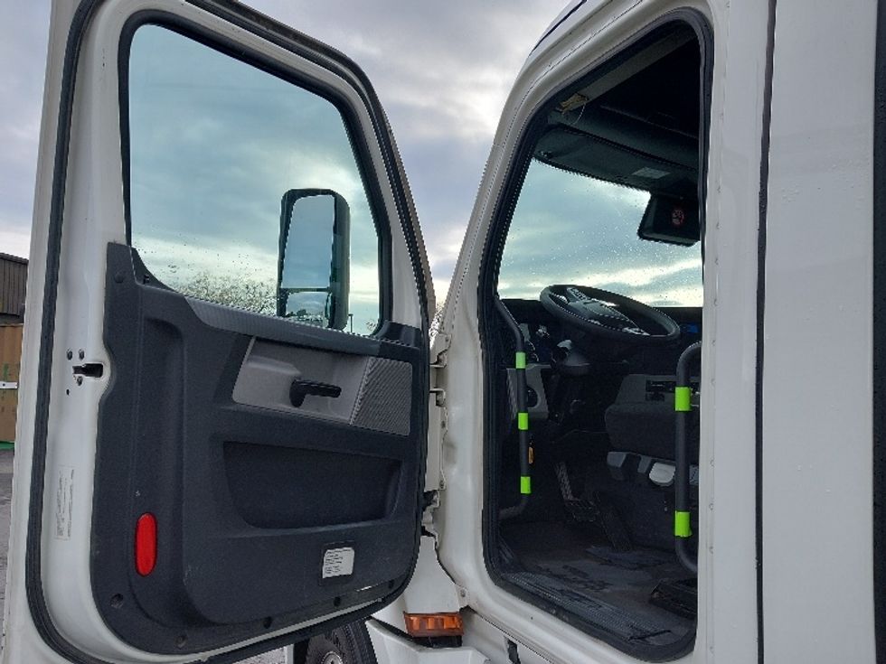 Day Cab Tractor-Heavy Duty Tractors-Freightliner-2022-T12664ST-Cleona-PA-822,821\n\t\tmiles-$ 33,000 - Image 9