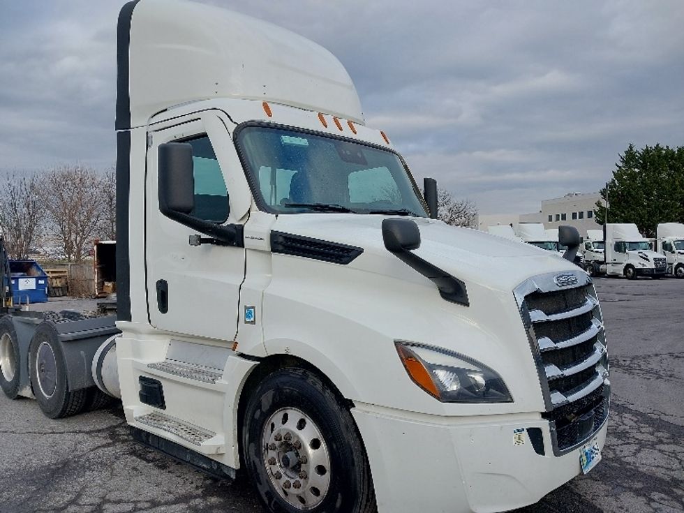 Day Cab Tractor-Heavy Duty Tractors-Freightliner-2022-T12664ST-Cleona-PA-824,115\n\t\tmiles-$ 28,750 - Image 1