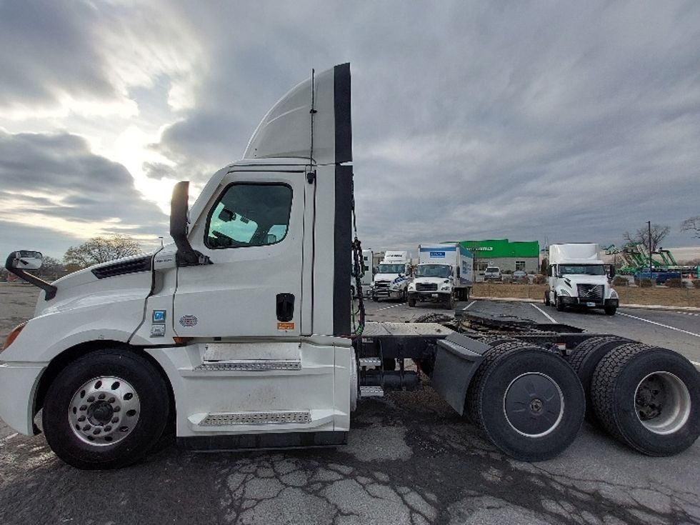 Day Cab Tractor-Heavy Duty Tractors-Freightliner-2022-T12664ST-Cleona-PA-824,115\n\t\tmiles-$ 28,750 - Image 4