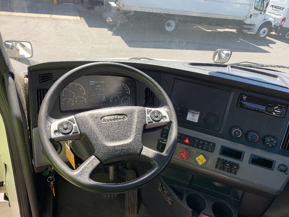 Day Cab Tractor-Heavy Duty Tractors-Freightliner-2022-T12664ST-Coburg-OR-252,373\n\t\tmiles-$ 87,250 - Image 11