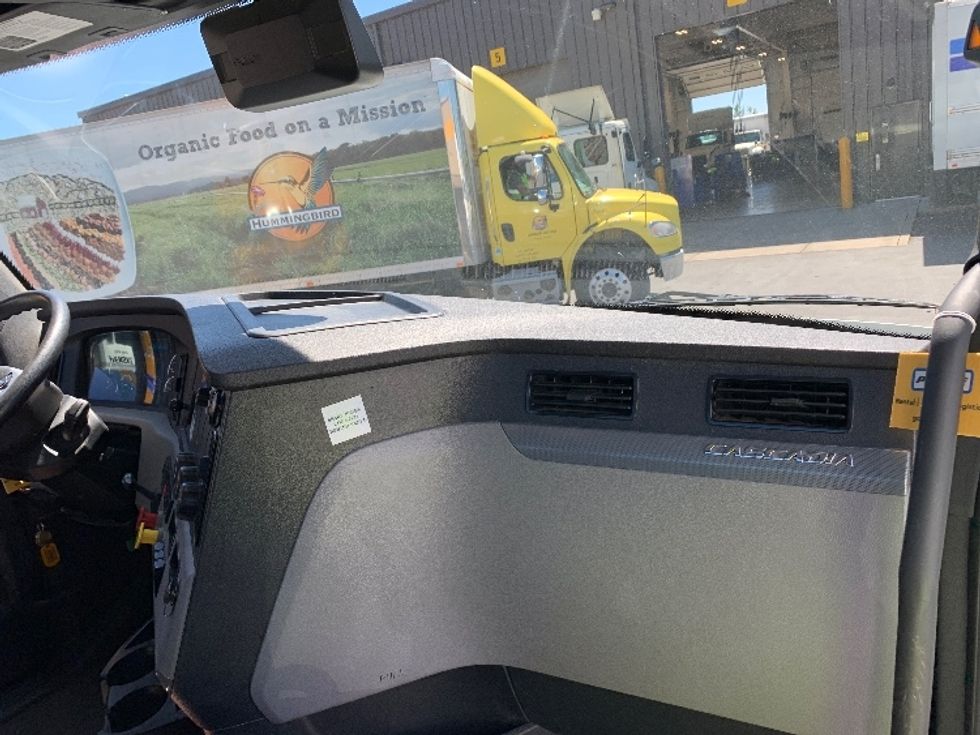 Day Cab Tractor-Heavy Duty Tractors-Freightliner-2022-T12664ST-Coburg-OR-252,373\n\t\tmiles-$ 87,250 - Image 13