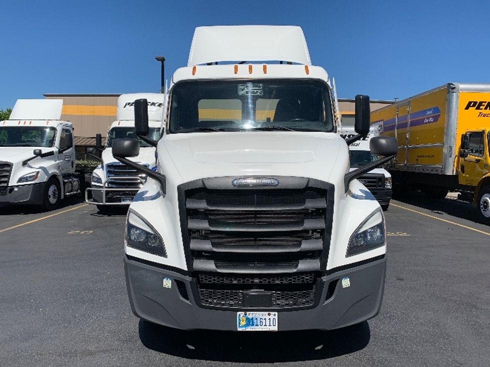 Day Cab Tractor-Heavy Duty Tractors-Freightliner-2022-T12664ST-Coburg-OR-252,373\n\t\tmiles-$ 87,250 - Image 2