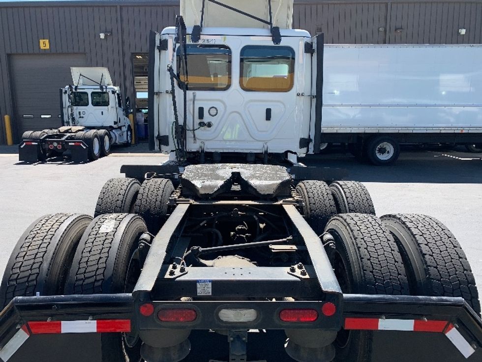 Day Cab Tractor-Heavy Duty Tractors-Freightliner-2022-T12664ST-Coburg-OR-252,373\n\t\tmiles-$ 87,250 - Image 6