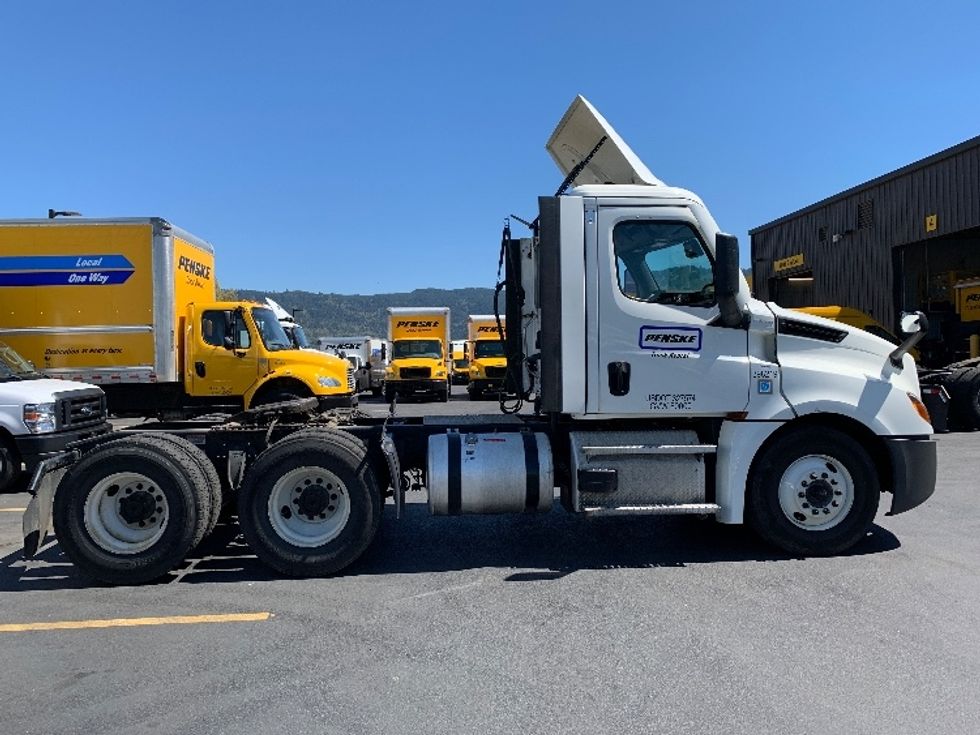 Day Cab Tractor-Heavy Duty Tractors-Freightliner-2022-T12664ST-Coburg-OR-252,373\n\t\tmiles-$ 87,250 - Image 8