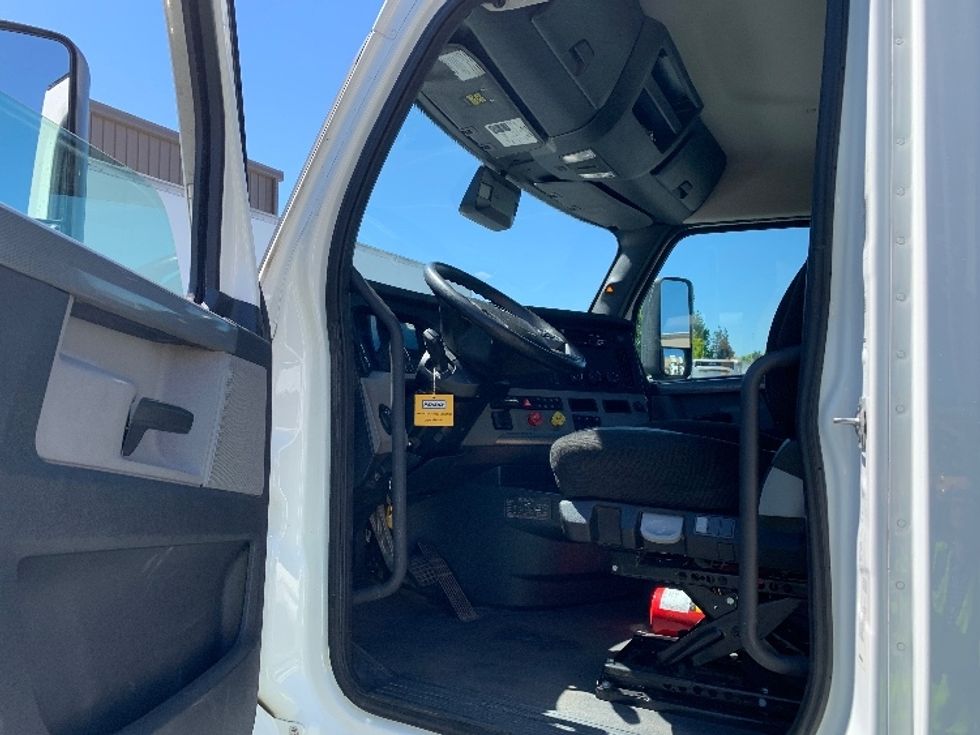 Day Cab Tractor-Heavy Duty Tractors-Freightliner-2022-T12664ST-Coburg-OR-252,373\n\t\tmiles-$ 87,250 - Image 9