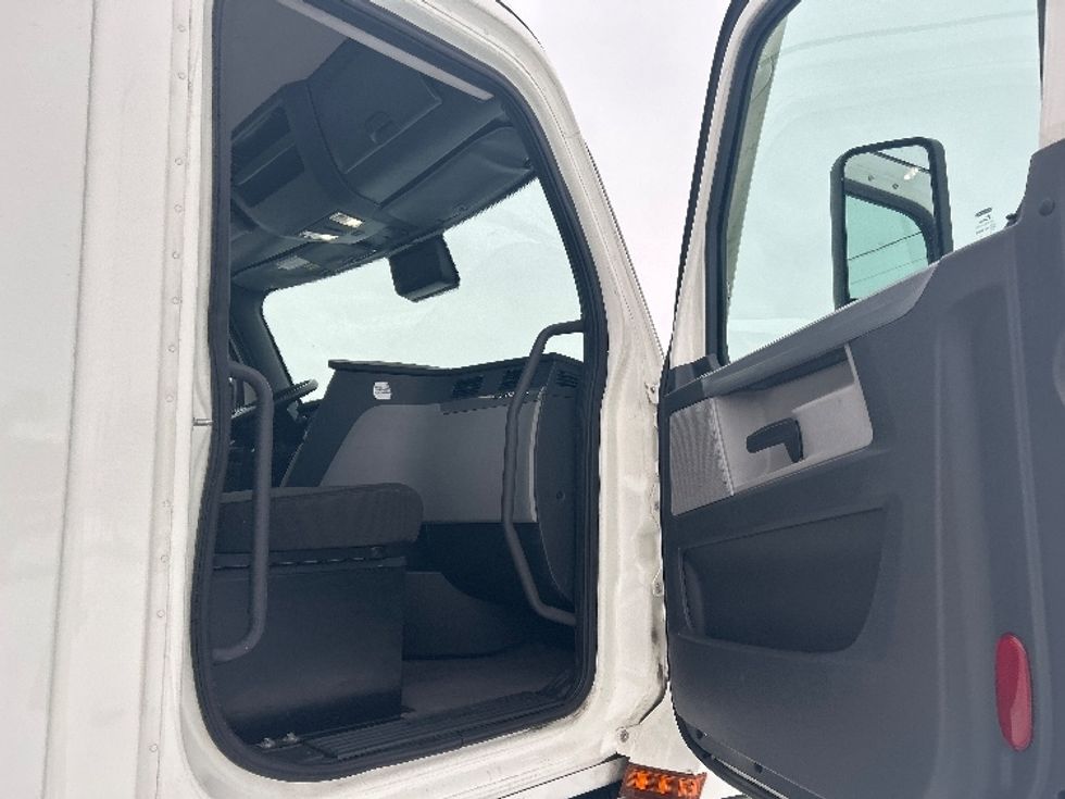 Day Cab Tractor-Heavy Duty Tractors-Freightliner-2022-T12664ST-Comstock Park-MI-254,768\n\t\tmiles-$ 71,250 - Image 12