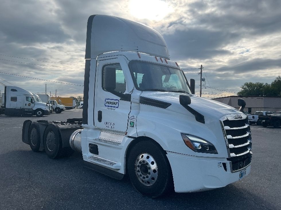 Day Cab Tractor-Heavy Duty Tractors-Freightliner-2022-T12664ST-Dayton-NJ-688,486\n\t\tmiles-$ 30,000 - Image 1