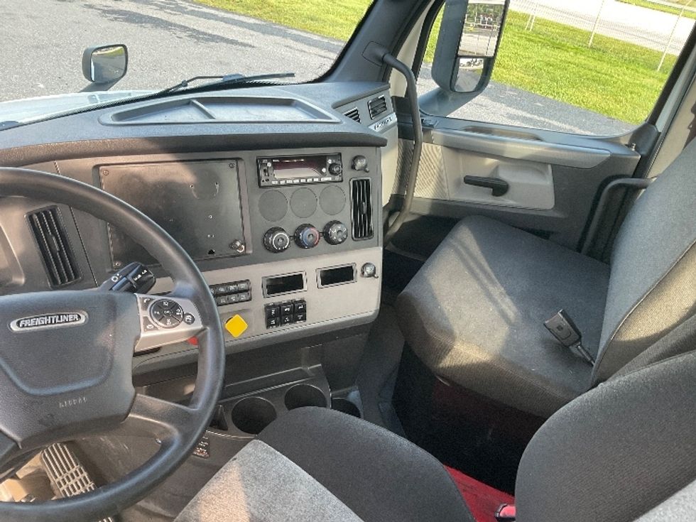 Day Cab Tractor-Heavy Duty Tractors-Freightliner-2022-T12664ST-Dayton-NJ-688,486\n\t\tmiles-$ 30,000 - Image 10