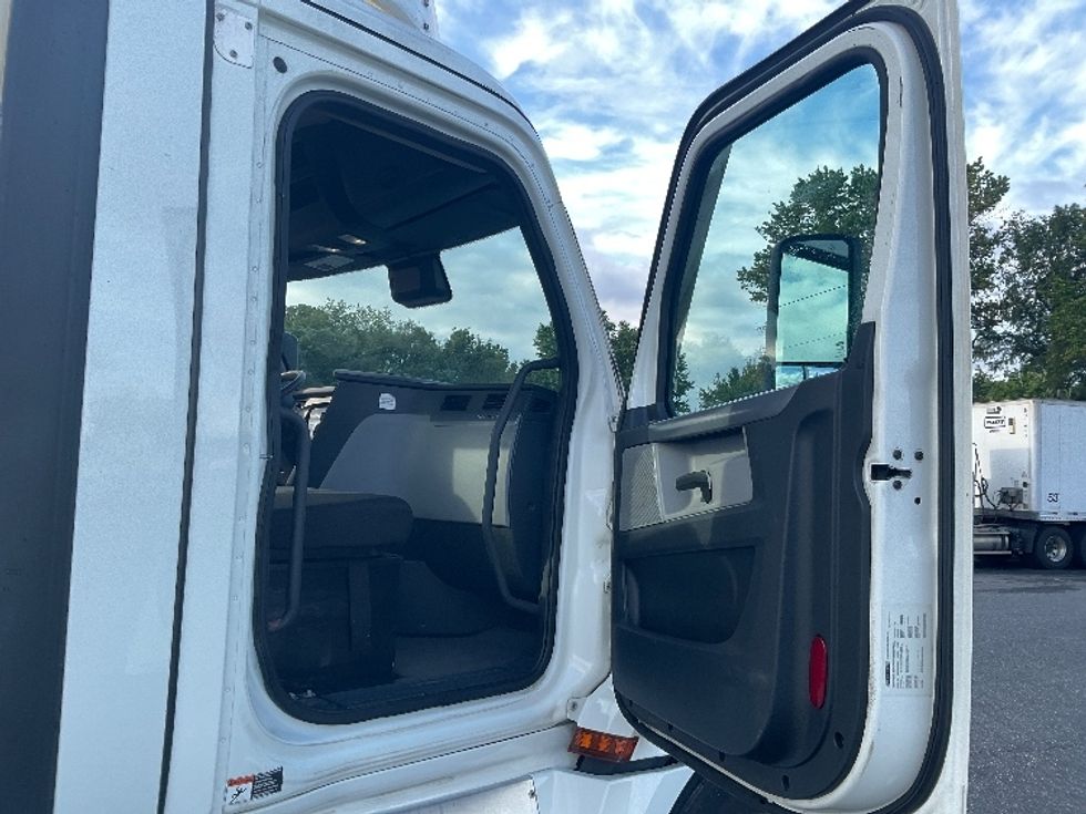 Day Cab Tractor-Heavy Duty Tractors-Freightliner-2022-T12664ST-Dayton-NJ-688,486\n\t\tmiles-$ 30,000 - Image 12