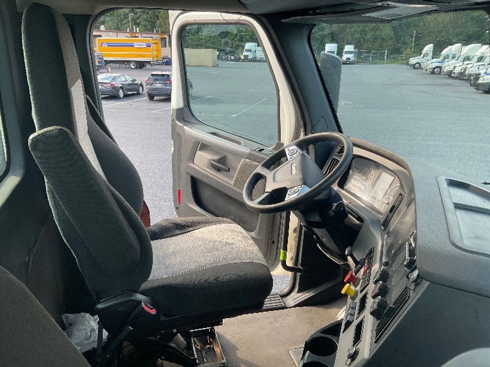 Day Cab Tractor-Heavy Duty Tractors-Freightliner-2022-T12664ST-Dayton-NJ-688,486\n\t\tmiles-$ 30,000 - Image 14