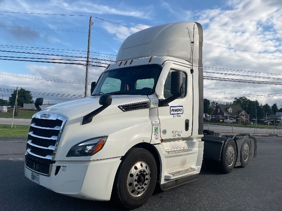 Day Cab Tractor-Heavy Duty Tractors-Freightliner-2022-T12664ST-Dayton-NJ-688,486\n\t\tmiles-$ 30,000 - Image 3