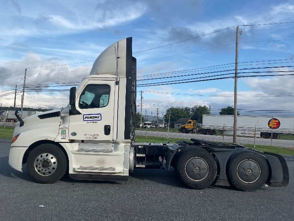 Day Cab Tractor-Heavy Duty Tractors-Freightliner-2022-T12664ST-Dayton-NJ-688,486\n\t\tmiles-$ 30,000 - Image 4
