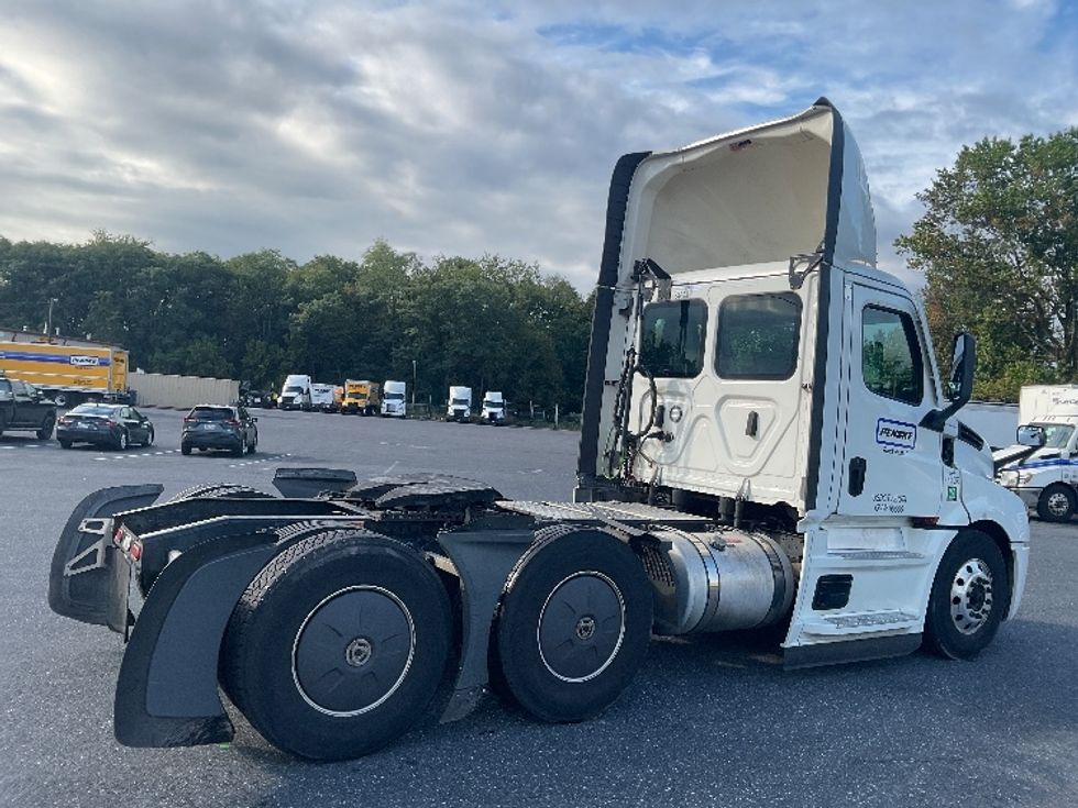 Day Cab Tractor-Heavy Duty Tractors-Freightliner-2022-T12664ST-Dayton-NJ-688,486\n\t\tmiles-$ 30,000 - Image 7