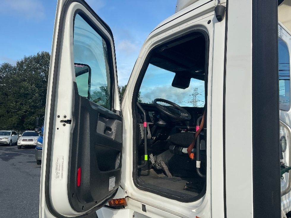 Day Cab Tractor-Heavy Duty Tractors-Freightliner-2022-T12664ST-Dayton-NJ-688,486\n\t\tmiles-$ 30,000 - Image 9