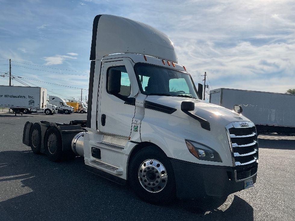 Day Cab Tractor-Heavy Duty Tractors-Freightliner-2022-T12664ST-Dayton-NJ-727,495\n\t\tmiles-$ 30,000 - Image 1