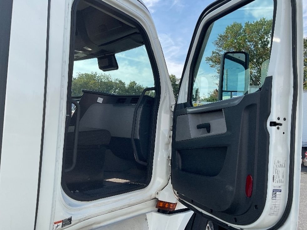 Day Cab Tractor-Heavy Duty Tractors-Freightliner-2022-T12664ST-Dayton-NJ-727,495\n\t\tmiles-$ 30,000 - Image 12