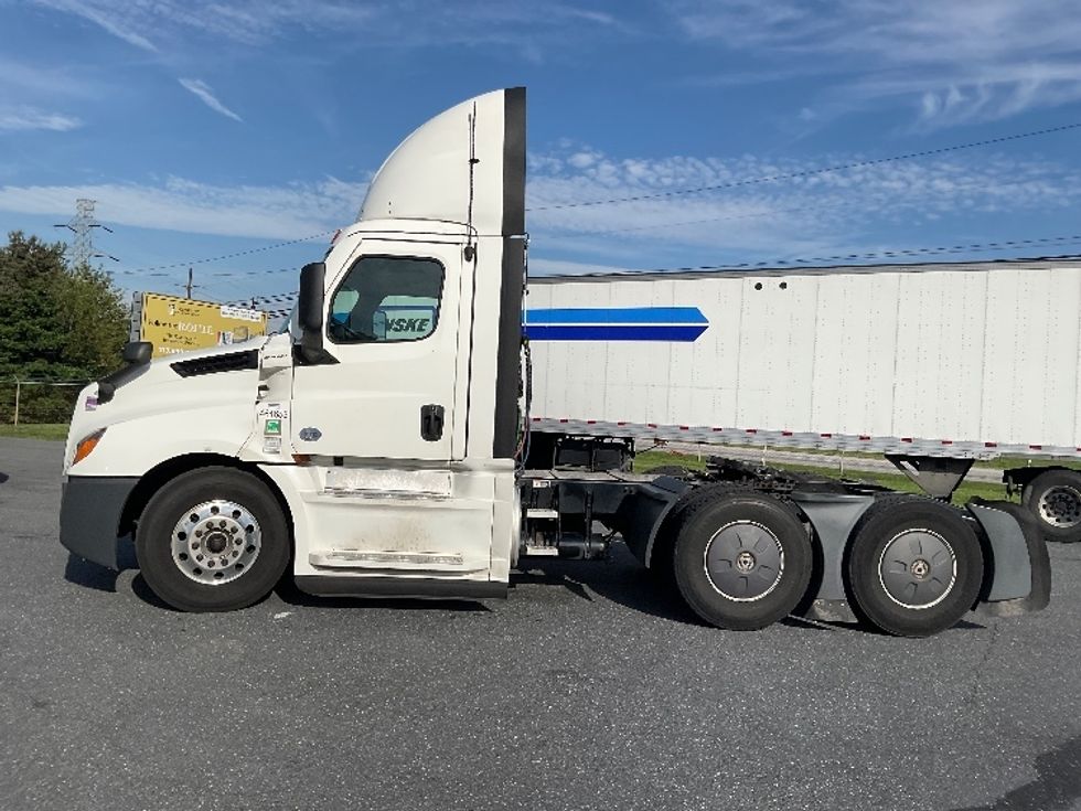 Day Cab Tractor-Heavy Duty Tractors-Freightliner-2022-T12664ST-Dayton-NJ-727,495\n\t\tmiles-$ 30,000 - Image 4