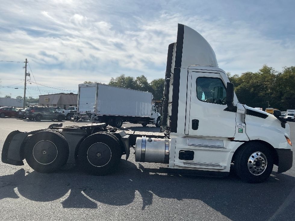 Day Cab Tractor-Heavy Duty Tractors-Freightliner-2022-T12664ST-Dayton-NJ-727,495\n\t\tmiles-$ 30,000 - Image 8
